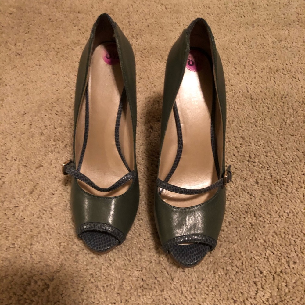 Peep Toe Pumps - Picture 2 of 3